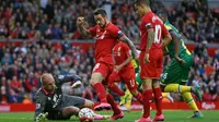 Kiper Norwich berusaha menahan serangan pemain Liverpool dalam laga Liga Premier Inggris di Stadion Anfield, Liverpool, Minggu (20/9/2015). (Action Images via Reuters/Alex Morton)