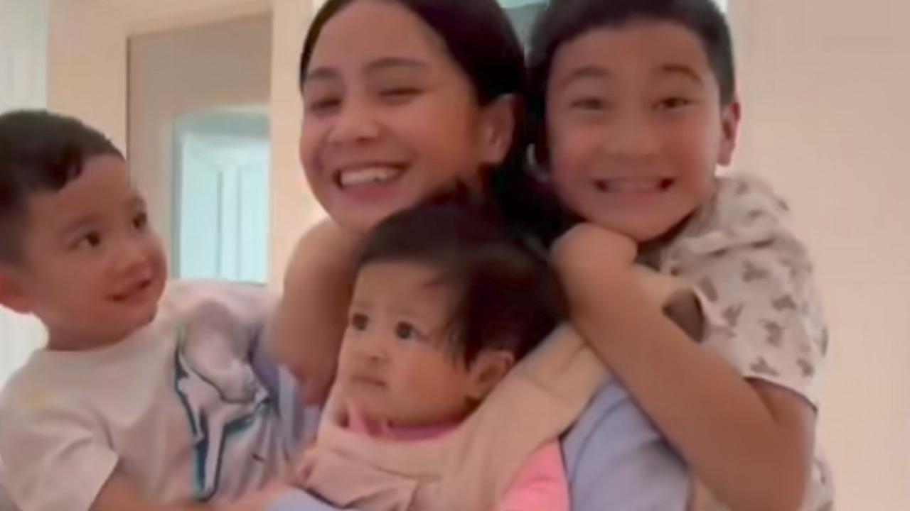 Potret Nagita Slavina Gendong Ketiga Anaknya Sekaligus, Dijuluki Super Woman - Ekspresi Baby Lily Bikin Salfok