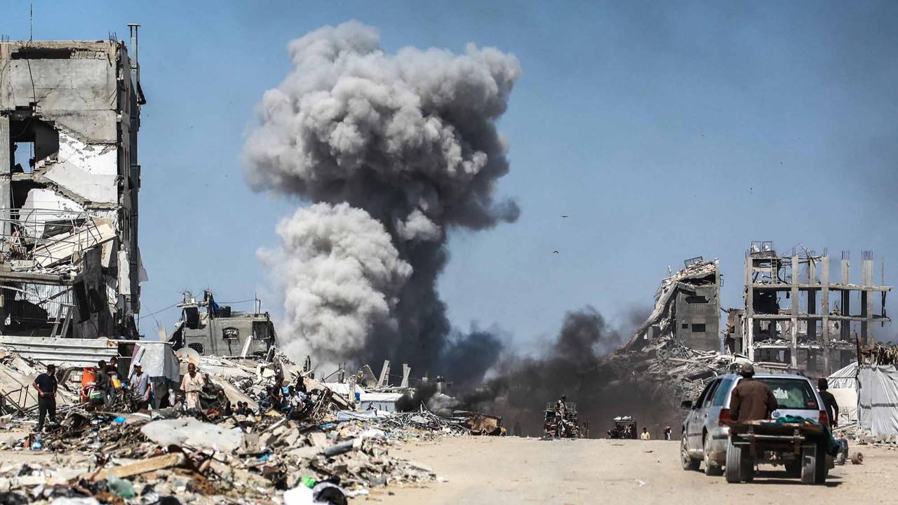 FOTO: Serangan Udara Israel Terus Berlangsung, Warga Mengungsi ke Arah Pantai Kota Gaza