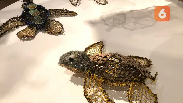 Karya seni terbuat dari limbah pukat ikan (jaring hantu/ghost nets).