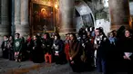 Jemaat Kristen beribadah setelah tiga hari penutupan Gereja Makam Kudus di Yerusalem, Rabu (28/2). Aktivitas ini kembali dilakukan di gereja di mana Yesus disalibkan, wafat, dimakamkan, dan bangkit tersebut. (THOMAS COEX/AFP)
