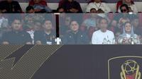 Presiden Joko Widodo (kedua kanan) bersama Kemenpora Dito Ariotedjo (kiri), Ketua Umum PSSI Erick Thohir (tengah), dan Steering Committee (SC) Piala Presiden 2024 Maruarar Sirait hadir langsung dalam upacara pembukaan Piala Presiden 2024 yang berlangsung di Stadion Si Jalak Harupat, Bandung, Jumat (19/07/2024) WIB. (Bola.com/Bagaskara Lazuardi)