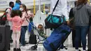 Calon penumpang tiba untuk penerbangan di Bandara Internasional O'Hare di Chicago, Illinois pada 16 Maret 2021. Administrasi Keamanan Transportasi menyaring lebih dari 1,34 juta pelancong pada 12 Maret, jumlah tertinggi sejak dimulainya pandemi virus corona COVID-19. (Scott Olson/Getty Images/AFP)