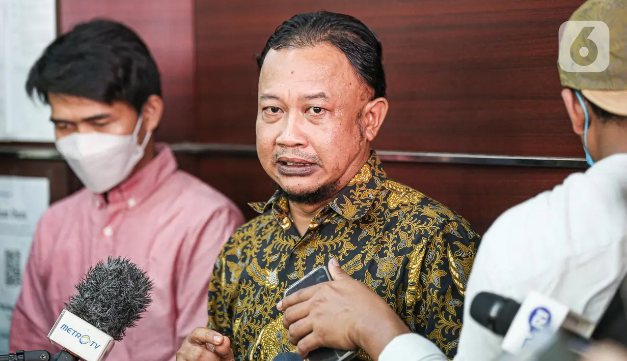 Komisioner Komnas HAM, Choirul Anam memberikan keterangan terkait kasus dugaan pembunuhan Brigadir Nofriyansah Yoshua Hutabarat atau Brigadir J, di kantornya, Menteng, Jakarta Pusat, Kamis (11/8/2022).  Choirul Anam menyatakan ada indikasi pelanggaran HAM dalam kasus pembunuhan Brigadir Yosua Hutabarat atau Brigadir J. (Liputan6.com/Faizal Fanani)