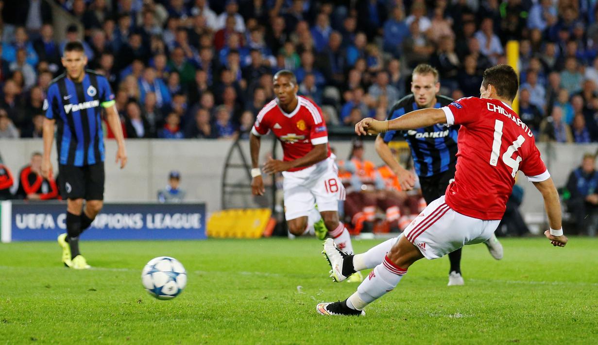Pemain MU, Javier Hernandez, gagal mencetak gol lewat penalti setelah terpeleset di kotak penalti. (Action Images via Reuters/Carl Recine)