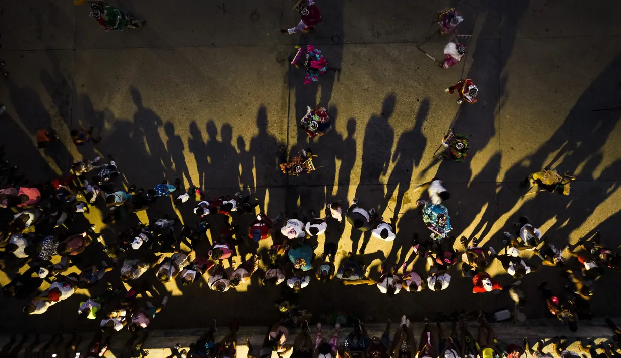 Tarian setan dalam Corpus Christi melambangkan perjuangan kebaikan melawan kejahatan di mana iblis selalu mendatangkan hal buruk seperti penyakit. (AP Photo/Matias Delacroix)