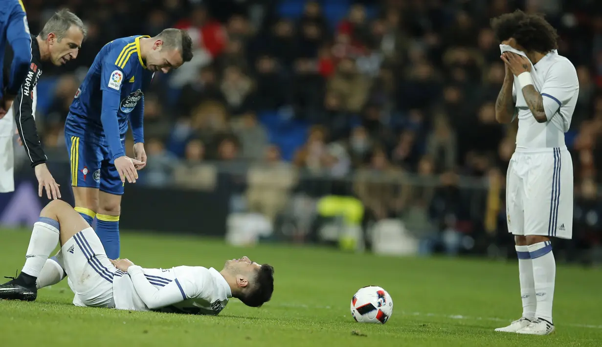 Pemain Real Madrid, Marco Asensio terbaring kesakitan saat dilanggar pemain Celta Vigo pada perempatfinal Copa del Rey leg pertama di Santiago Bernabeu stadium, Madrid, (18/1/2017). Madrid kalah 1-2.  (AP/Paul White)