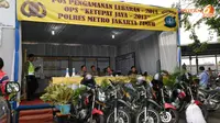 Pos pengamanan dari Polres Metro Jakarta Timur siap melayani dan mengamankan jalannya arus mudik dan arus balik di Terminal Pulogadung (Liputan6.com/ Panji Diksana).