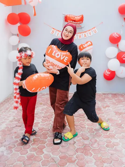 Ayus Sabyan dan Ririe Fairus sedang mengantar sambil menonton dan mendukung anak-anak mereka saat lomba 17 Agustus 2022 di HUT RI ke-77. (Instagram @ririe_fairus)