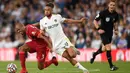 Pemain Liverpool Fabinho (kiri) berebut bola dengan pemain Leeds United Tyler Roberts (tengah) pada pertandingan Liga Inggris di Elland Road, Leeds, Inggris, 12 September 2021.  Liverpool menang 3-0. (Oli SCARFF/AFP)