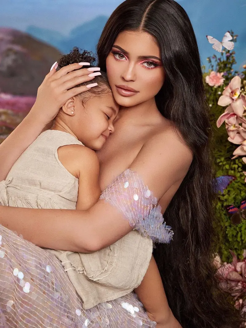 Kylie Jenner dan sang putri, Stormi membintangi produk kosmetik barunya yang dirilis 1 Februari 2020. (dok. Instagram @kyliejenner/https://www.instagram.com/p/B7efiklnr_x//Adhita Diansyavira)