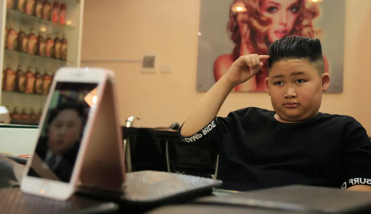 To Gia Huy setelah rambut dipangkas dengan gaya pemimpin Korea Utara Kim Jong-un di Hanoi, 19 Februari 2019. Salon di Vietnam menawarkan cukur gratis mode rambut Trump dan Kim jelang pertemuan keduanya pada 27-28 Februari mendatang. (AP/Hau Dinh)