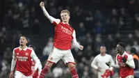 Pemain Arsenal, Martin Odegaard, merayakan kemenangan atas Tottenham Hotspur pada laga Liga Inggris. (AP Photo/Frank Augstein)