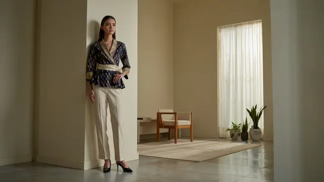 Model Atasan Batik Wanita Kombinasi Kain Polos/ Ilustrasi AI