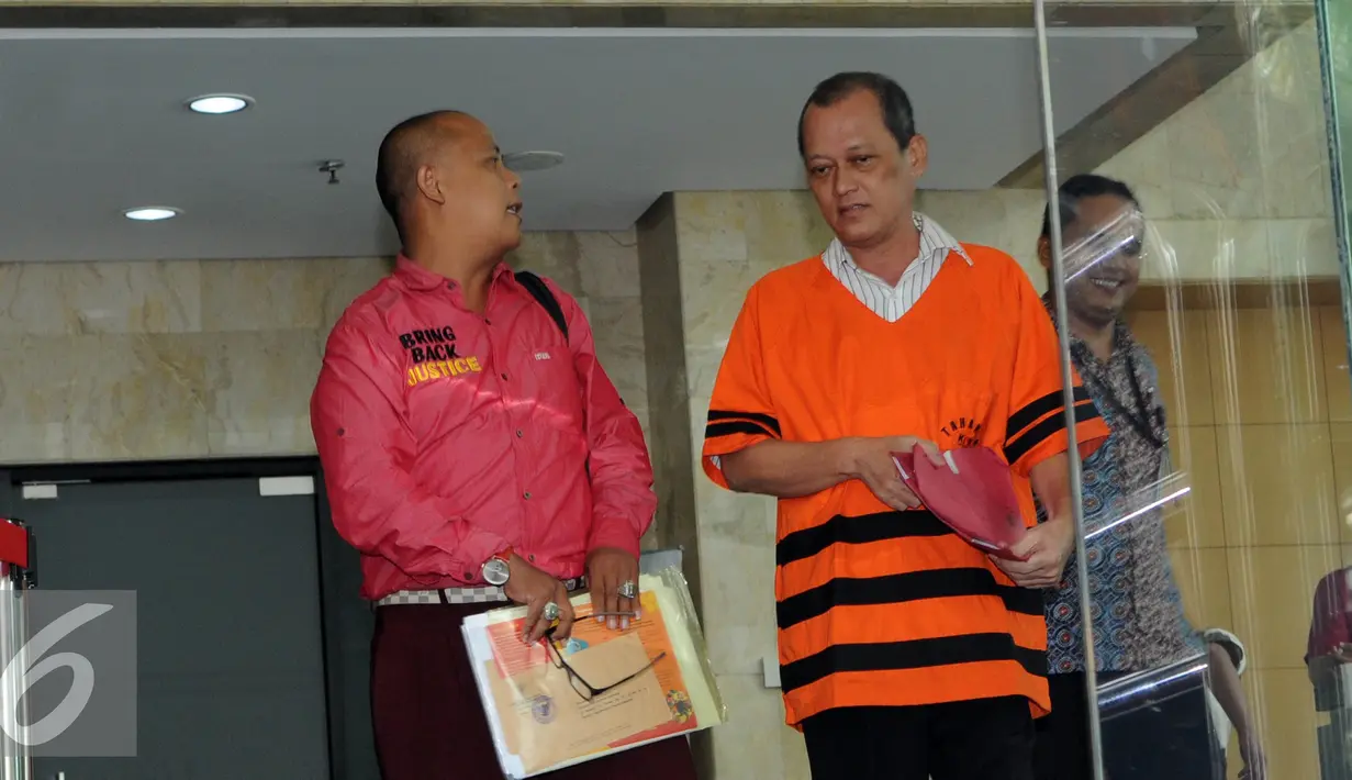 Panitera PN Bengkulu Badaruddin Amsori Bachsin berjalan keluar gedung KPK seusai menjalani pemeriksaan di Jakarta, Jumat (17/6). (Liputan6.com/Helmi Afandi)