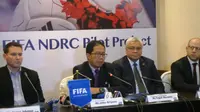 Waketum PSSI, Joko Driyono, menjelaskan terkait pilot project NDRC seusai pertemuan dengan FIFA dan FIFPro di Hotel Sultan Jakarta, Jumat (10/2/2017). (Bola.com/Benediktus Gerendo Pradigdo)