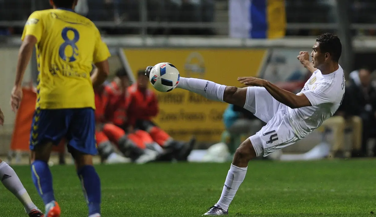 Pemain Real Madrid, Casimiro (kanan) melakukan tembakan saat dihalau pemain Cadiz, Mantecon pada laga Copa del Rey (King's Cup) di Stadion Ramon de Carranza, Cadiz, Kamis (3/12/2015) dini hari WIB.  (AFP Photo/Cristina Quicler)