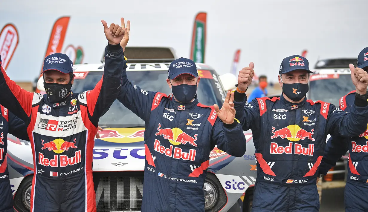 Pereli asal Prancis, Stephane Peterhanse, bersama timnya merayakan juara Reli Dakar 2021 di Arab Saudi, Jumat (15/1/2021). Stephane Peterhanse berhasil menambah rekor juaranya menjadi 14 kali juara Reli Dakar. (AFP/Franck Fife)