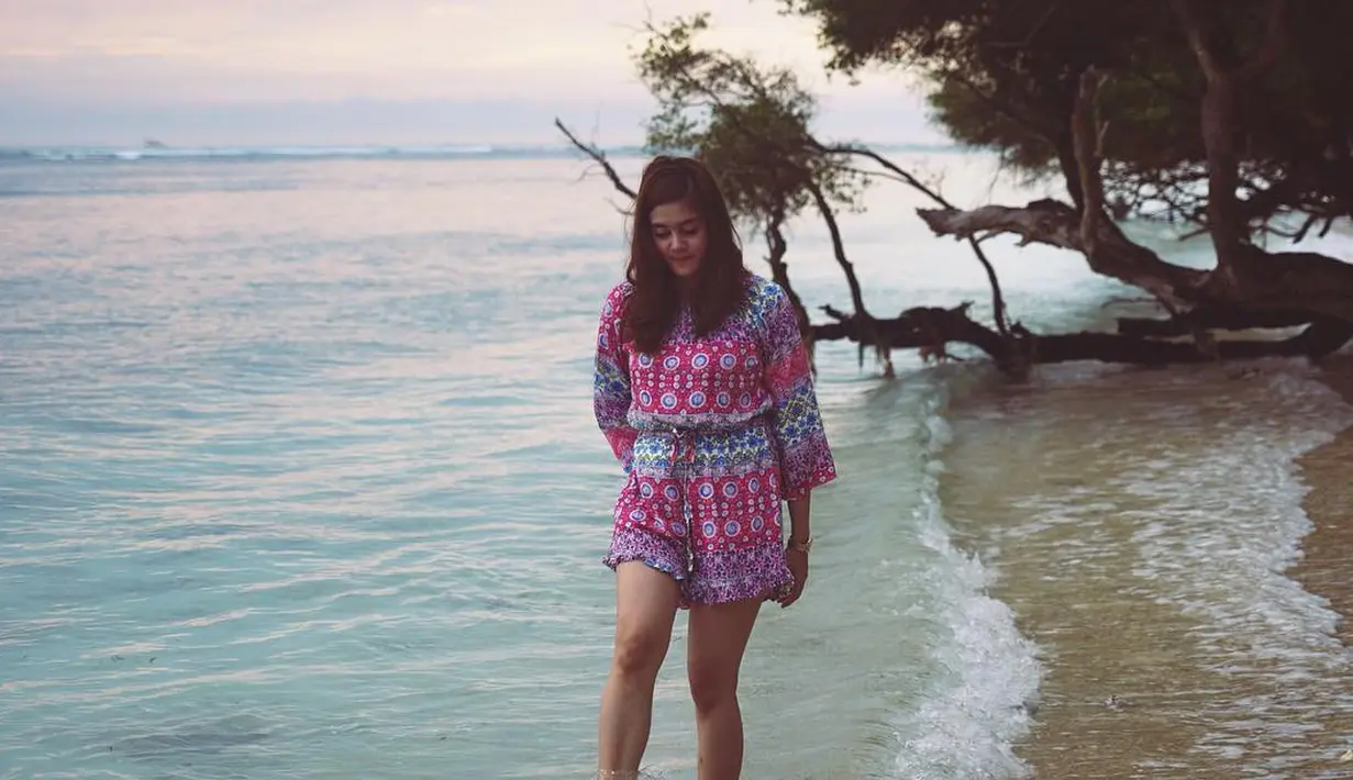 Coba lihat, saat di Pantai Biby memakai short jumpsuitnya yang bermotif etnik. Ia membiarkan rambutnya terurai begitu saja dengan menjepit bagian poninya. (Instagram/Bibyalraen13)
