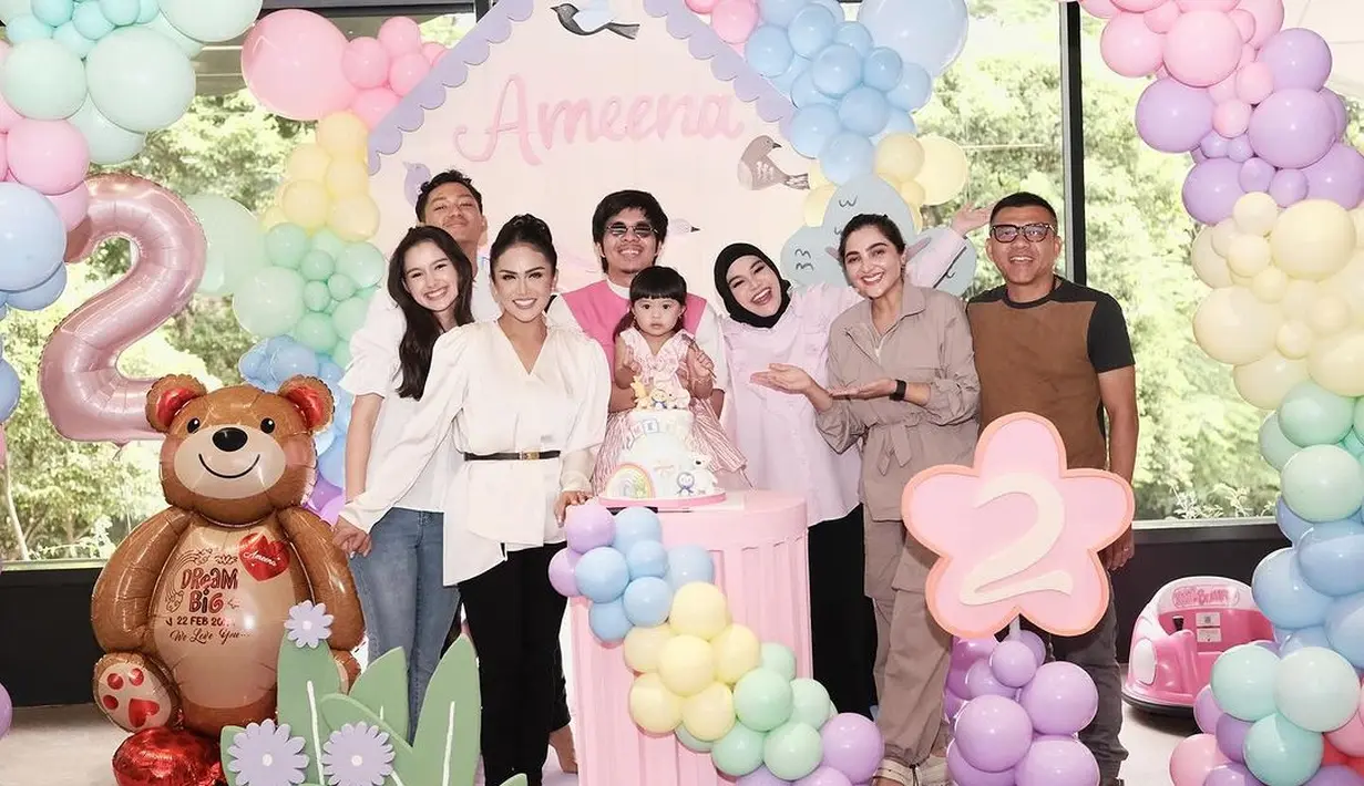 Pesta tersebut semakin meriah berkat kehadiran keluarga seperti Kris Dayanti, Azriel dan sang kekasih yang kompak serba putih. Hadir juga Ashanty dengan pakaian warna nude-nya, sedangkan Anang tampil dengan sweater coklatnya,