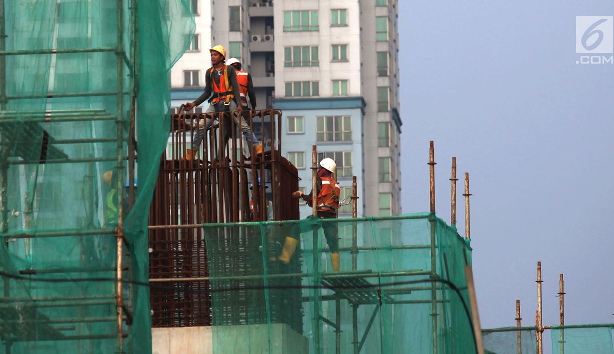 Pekerja menyelesaikan proyek pembangunan gedung dan jalan di Jakarta, Sabtu (10/11). Selain memberi sertifikasi, Kementerian PUPR juga memberi bimbingan teknis keahlian kepada 208 peserta. (Merdeka.com/Imam Buhori)