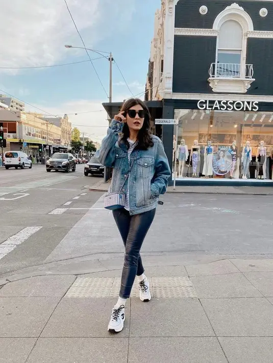 Gaya street style yang bisa kamu tiru, padukan jaket jeans dengan stripe tee dan legging, simple tapi kece!  (Instagram/carissa_puteri).