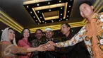 Direktur Eksekutif The Wahid, Yenny Wahid (kiri) dan Ketua Komnas HAM Nur Kholis (kedua kanan) saling berjabat tangan pada Kongres Nasional Kebebasan Beragama dan Berkeyakinan di Jakarta, Selasa (23/2). (Liputan6.com/Helmi Afandi)