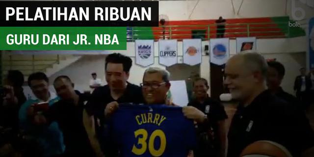 VIDEO: Ribuan Guru Olahraga di Jabar Mendapat Pendidikan Basket dari Akademi Pelatih Jr. NBA