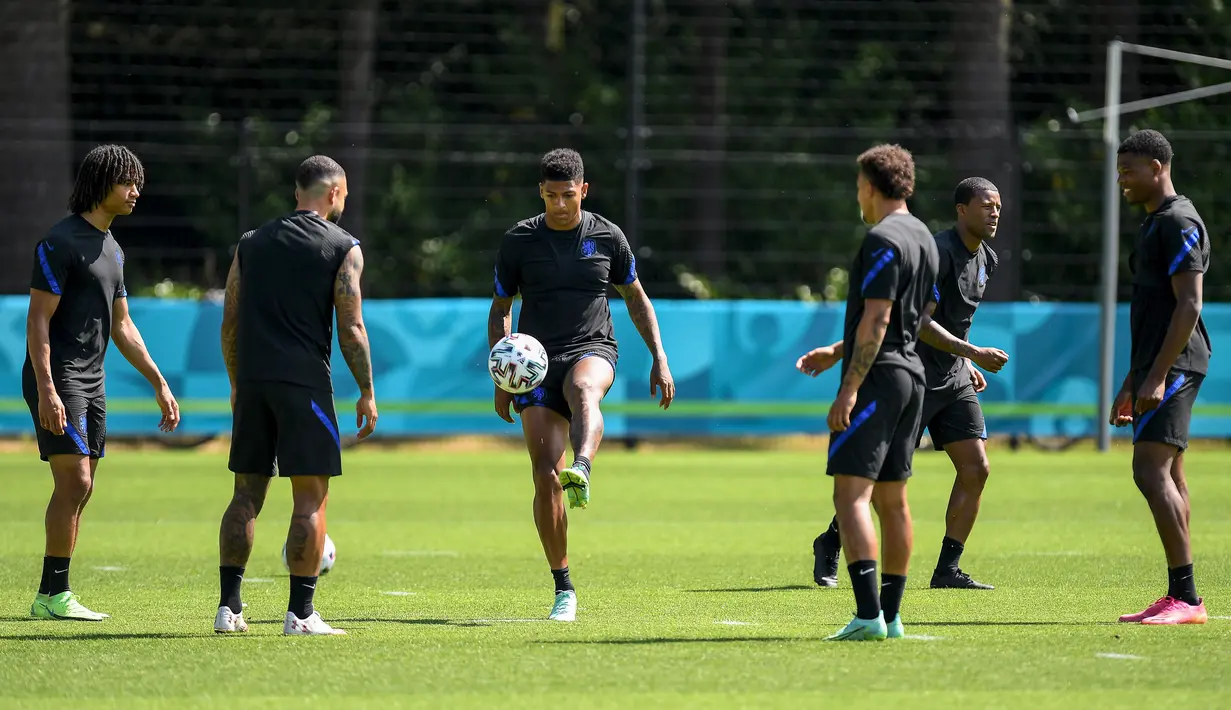 Bek timnas Belanda ,Patrick van Aanholt (tengah) mengontrol bola selama sesi latihan mereka di Zeist, Rabu (16/6/2021). Belanda akan berhadapan dengan Austria di matchday ke-2 Grup C Euro 2020 pada Jumat, 18 Juni 2021 dinihari. (JOHN THYS / AFP)