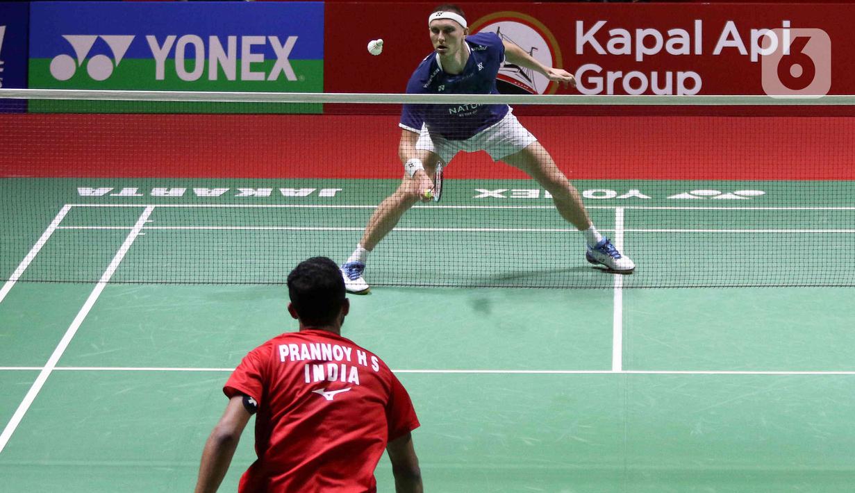 Pebulu tangkis tunggal putra Denmark Viktor Axelsen mengembalikan kok ke arah tunggal putra India Prannoy Haseena Sunil dalam babak semifinal Indonesia Open 2023 di Istora Senayan, Jakarta, Sabtu (17/6/2023). (Liputan6.com/Herman Zakharia)