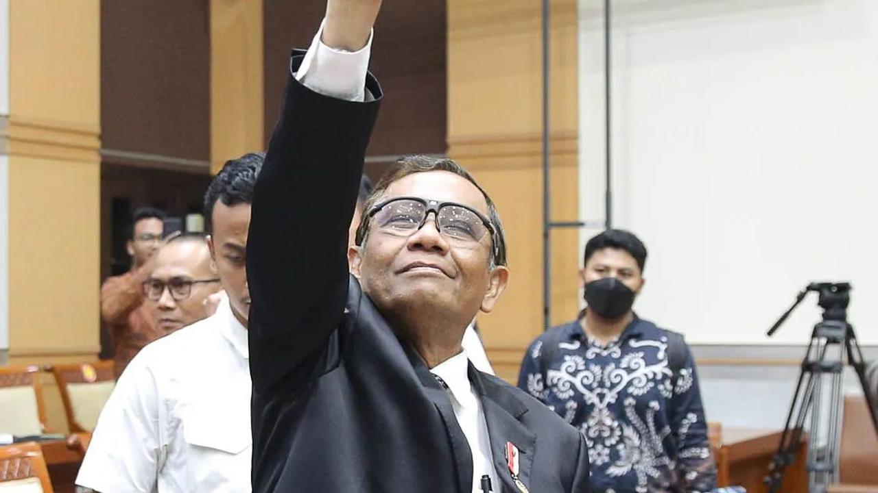 Oleh karena itu, Mahfud menilai, kelompok oligarki menjadi tantangan demokrasi di Indonesia saat ini.<br>