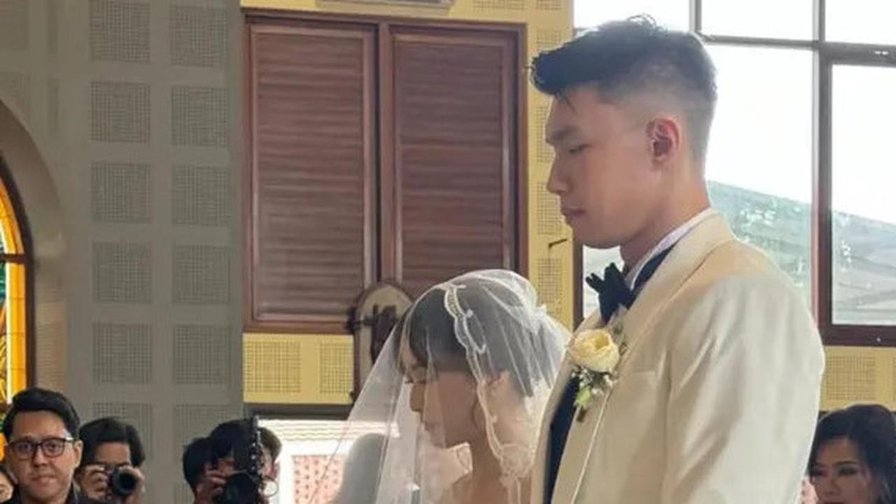 Potret Cantio Vior Pakai Gaun Pengantin saat Pemberkatan di Gereja, Tampil Anggun Bertudung