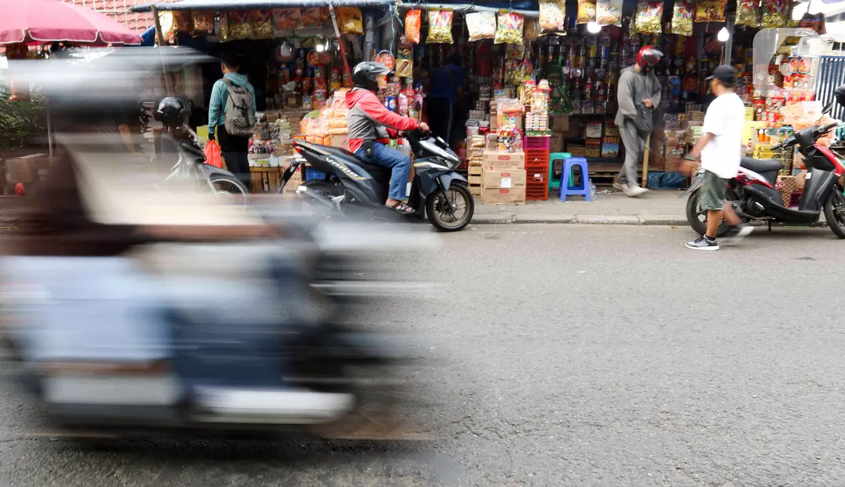 Menjelang Lebaran atau Hari Raya Idul Fitri, para penjual kue kering ramai diserbu pembeli. (Liputan6.com/Herman Zakharia)