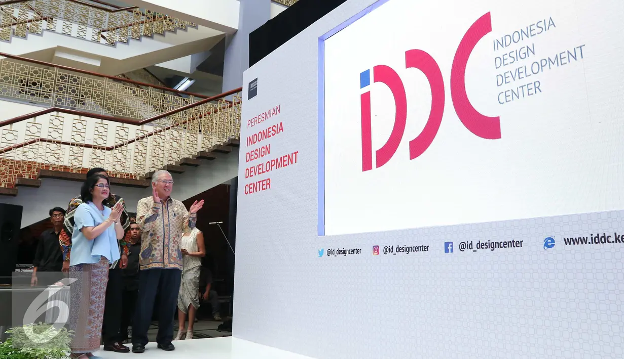 Menteri Perdagangan Enggartiasto Lukita (kanan) saat meresmikan Indonesia Design Development Center (IDDC) di Jakarta, Kamis (29/). (Liputan6.com/Angga Yuniar)