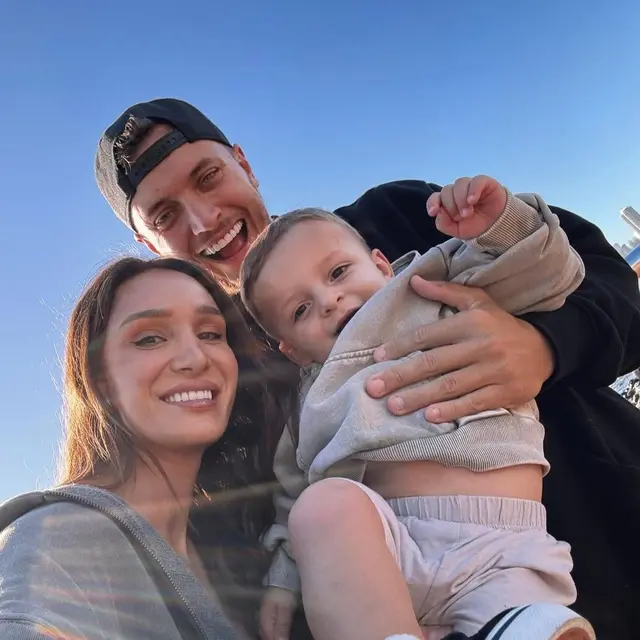 Kayla Itsines beserta suami dan anaknya (instagram/@kayla_itsines).