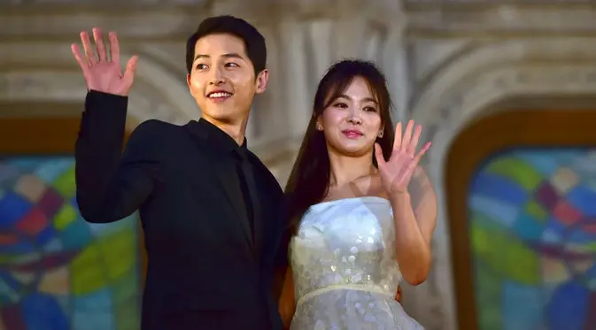 Song Jong Ki dan Song Hye Kyo bertemu pertama kali di drama yang mereka bintangi yang berjudul Descendants of the Sun. Song-song Couple ini kabarnya akan segera melanjutkan hubungannya ke pernikahan. (AFP/Bintang.com)
