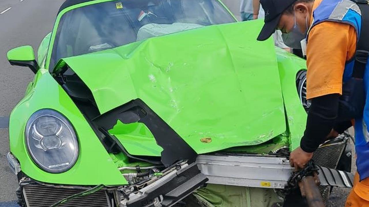Prosche Tabrak Livina di Tol Kejapanan, Satu Orang Luka Berat
