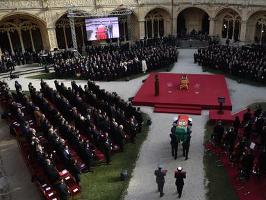 Petugas membawa peti mati jenazah mantan Presiden Portugal, Mario Soares saat upacara pemakaman di Lisbon, Portugal (10/1). Mario Soares merupakan Mantan presiden dan juga dikenal sebagai Bapak Demokrasi Modern Portugal. (AFP/Patricia De Melo Moreira)
