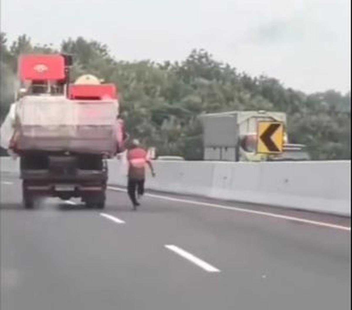 "Tidak ada korban jiwa. Dan truknya itu sopirnya Slamet Widodo (48) warga Sragen," kata Satake, Kamis (18/4).