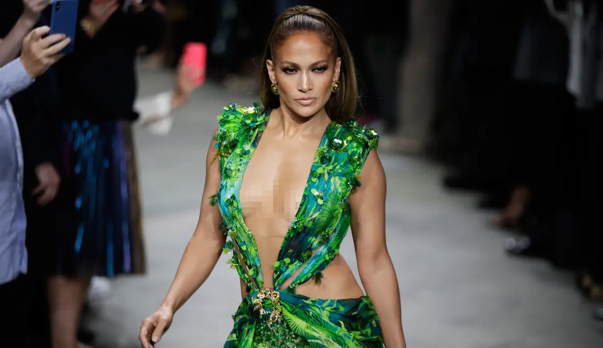 Bintang pop dan aktris, Jennifer Lopez mengenakan gaun Versace untuk Spring/Summer Collection 2020 pada Milan Fashion Week 2019, Jumat (20/9/2019). Jennifer Lopez mengenakan versi baru gaun hijau ikonis yang pernah ia gunakan di Grammy Awards 20 tahun lalu. (AP/Luca Bruno)