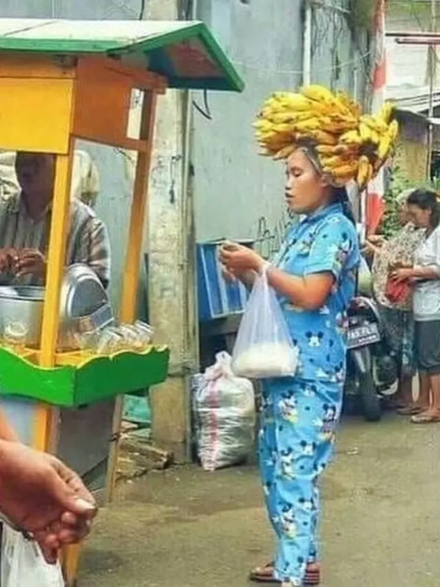 10 Kelakuan Nyeleneh Ibu-Ibu di Tempat Umum Ini Cuek Banget, Kocak