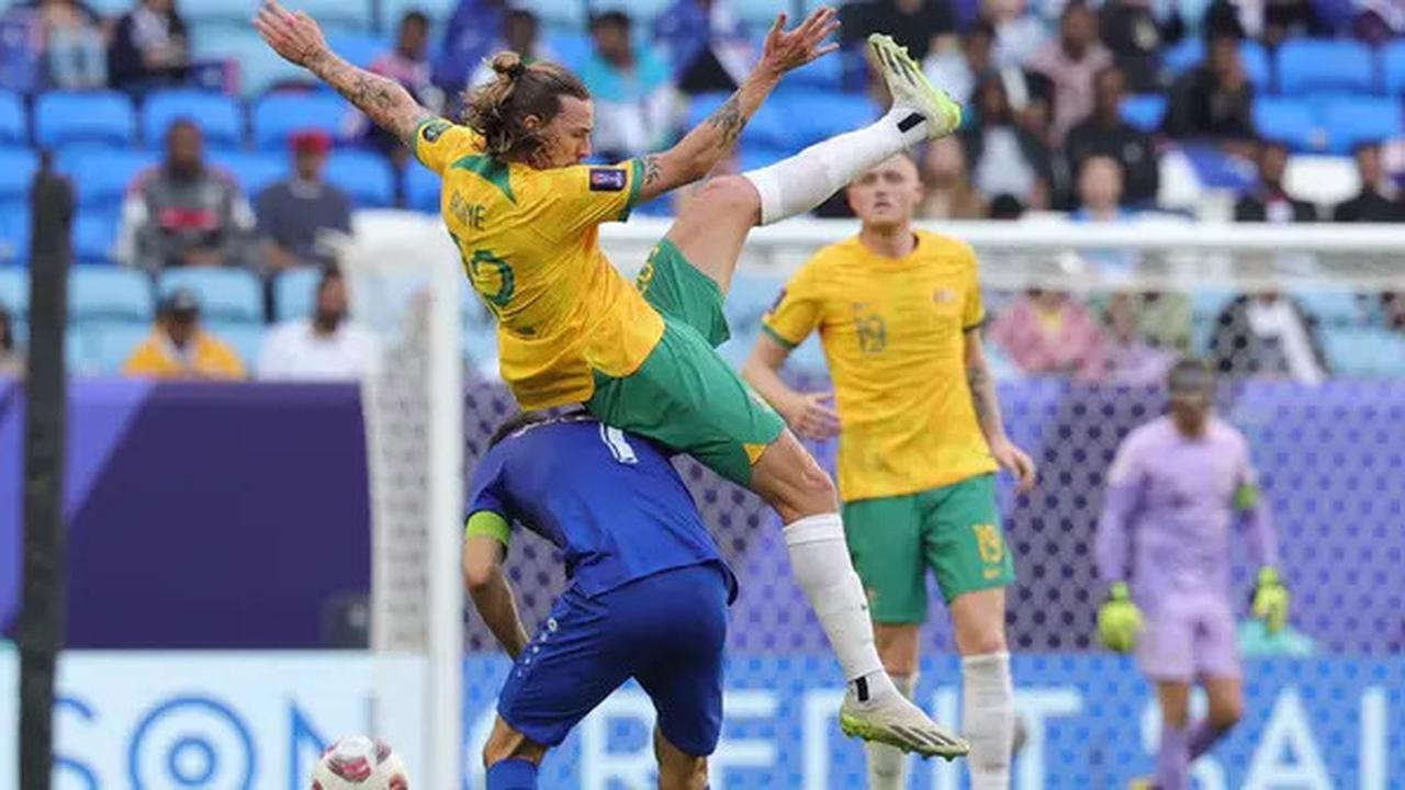 Momen Bintang Australia Jackson Irvine Bertemu Suporter Timnas Indonesia di Bandara Sydney