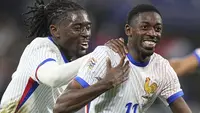 Ousmane Dembele menjadi aktor utama kemenangan Prancis atas Belgia pada laga UEFA Nations League. Winger PSG itu berandil memberi assist untuk gol pembuka Randal Kolo Muani dan menyumbang gol kedua Les Bleus. (AP Photo/Laurent Cipriani)