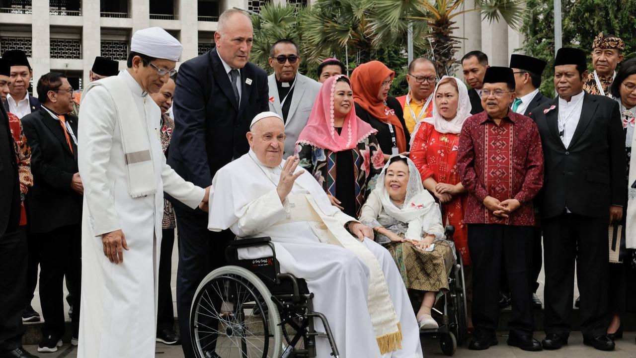 Mengenang Ciuman Penuh Haru Paus Fransiskus dan Imam Besar Masjid Istiqlal yang Jadi Sorotan Dunia