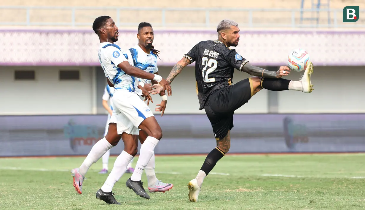 <p>Pemain Dewa United, Dimitris Kolovos mengontrol bola saat melawan PSIS Semarang pada laga pekan ke-8 BRI Liga 1 2023/2024 di Stadion Indomilk Arena, Tangerang, Senin (14/8/2023). PSIS Semarang menang telak 4-1 atas Dewa United. (Bola.com/M Iqbal Ichsan)</p>