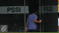 Salah satu karyawan masuk ke dalam kantor PSSI di kawasan Stadion GBK Jakarta, Selasa (19/4/2016). Setahun pasca dibekukan oleh Kemenpora, HUT PSSI ke-86 mengusung tema #We Are PSSI. (Liputan6.com/Helmi Fithriansyah)