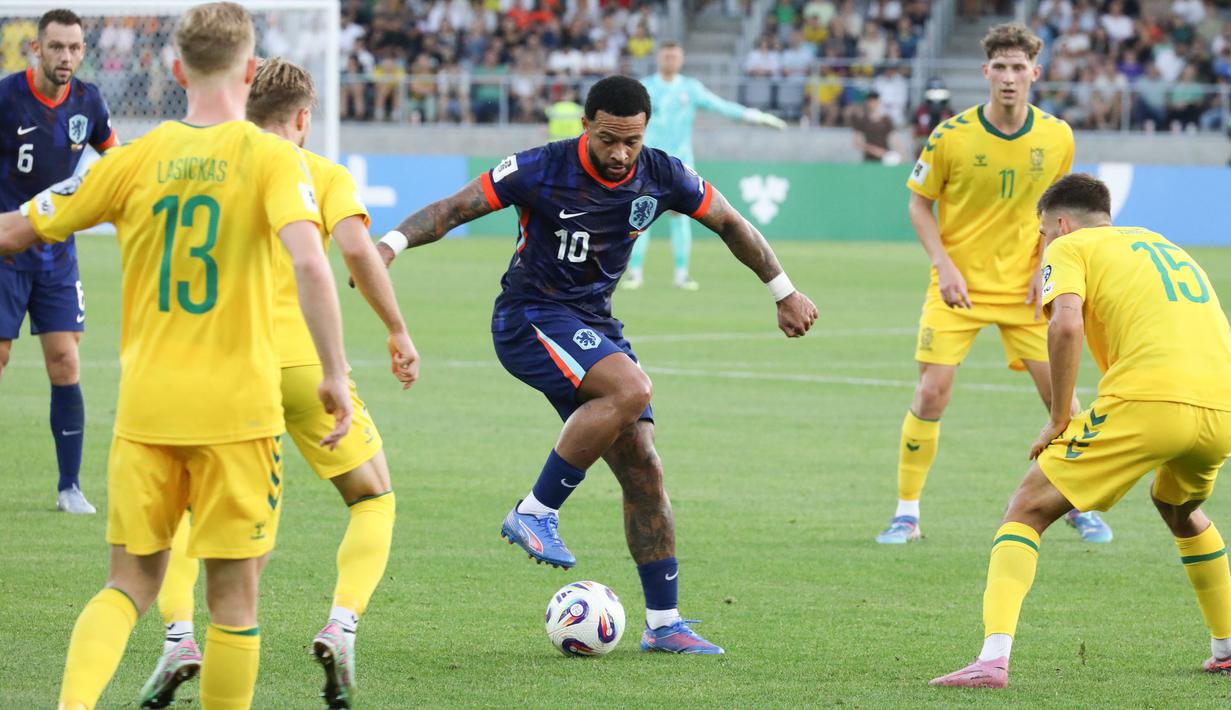 Memphis Depay menjadi pahlawan sekaligus mencetak rekor saat membawa Belanda menaklukkan Lithuania dalam lanjutan kualifikasi Piala Dunia 2026. (AFP/Petras Malukas)