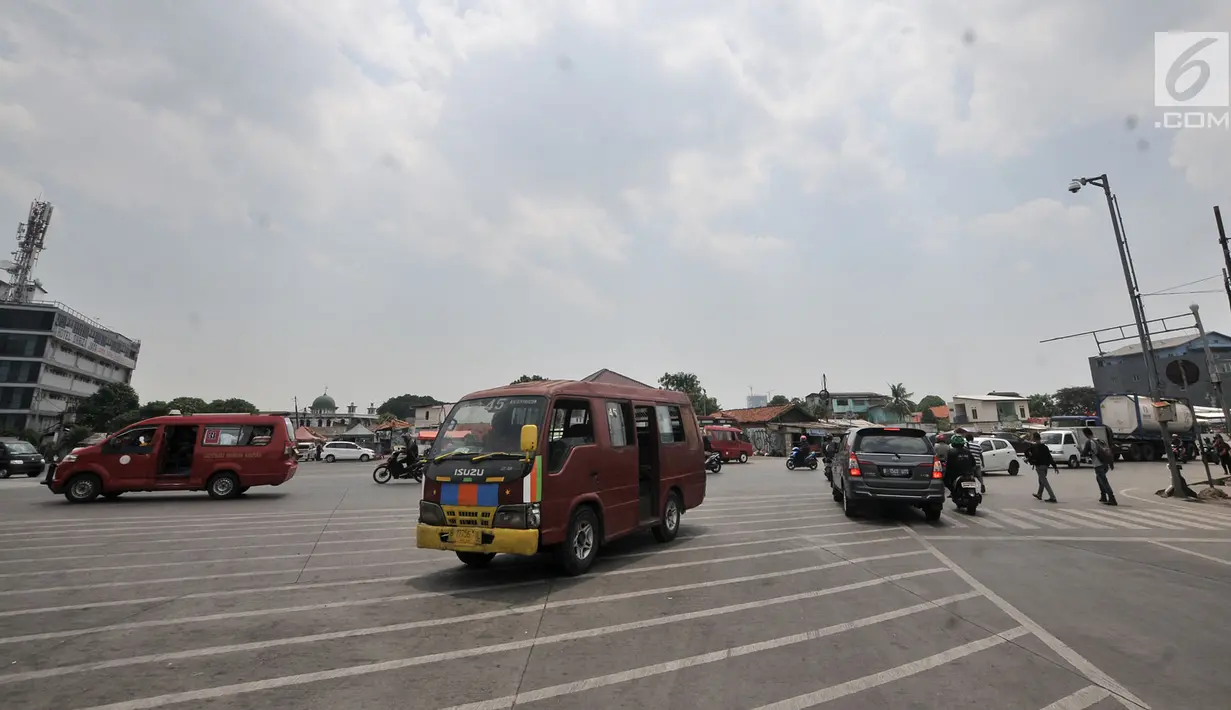 Suasana lalu lintas di persimpangan Terminal Pulo Gadung, Jakarta, Rabu (5/9). Tiadanya jembatan penyeberangan orang (JPO) dan lampu merah mengancam keselamatan pejalan kaki dan pengendara. (Merdeka.com/Iqbal Nugroho)