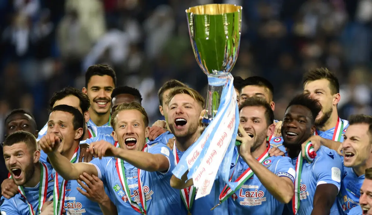 Para pemain Lazio melakukan selebrasi usai menjuarai Piala Super Italia 2019 setelah menaklukkan Juventus di Stadion King Saud University, Arab Saudi, Minggu (22/12). Lazio menang 3-1 atas Juventus. (AP/Nasser Alharbi)