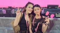 Model Sepatu Ayu Ting Ting dan Bilqis Saat Nonton Konser BLACKPINK di Jakarta/Instagram/@ayutingting92